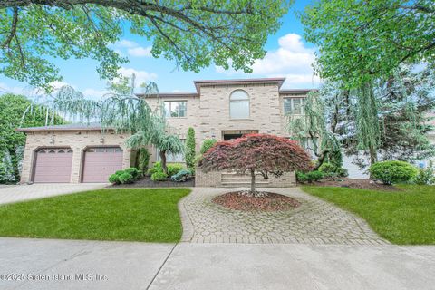 Photo of 34 Burton Avenue, Staten Island, NY 10309 (MLS # 2502958)