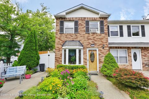 Photo of 115 Blythe Place, Staten Island, NY 10306 (MLS # 1163646)