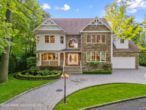 Single Family Residence in Staten Island NY 25 The Oval Oval.jpg