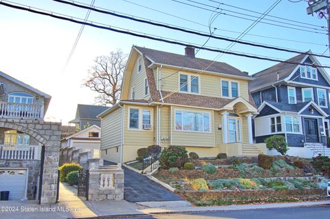 Photo of 704 Tompkins Avenue, Staten Island, NY 10305 (MLS # 2406255)