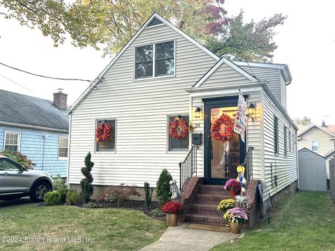 Photo of 39 Keiber Court, Staten Island, NY 10314 (MLS # 2405749)