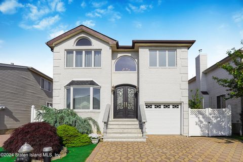 Photo of 67 Dexter Avenue, Staten Island, NY 10309 (MLS # 2403040)