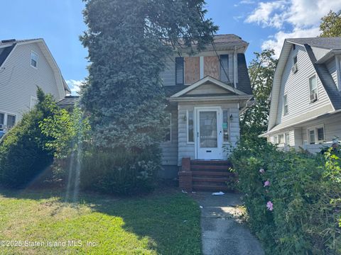 Photo of 668 Bard Avenue Avenue, Staten Island, NY 10310 (MLS # 2505191)
