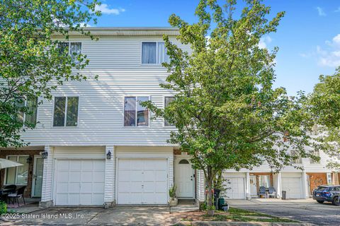 Photo of 49 Jamie Lane, Staten Island, NY 10312 (MLS # 2504823)