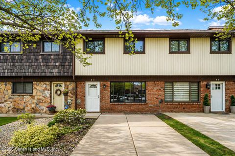 Photo of 84 Rolling Hill Green, Staten Island, NY 10312 (MLS # 2602179)
