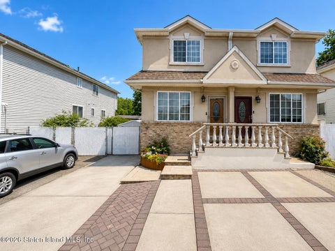 Homes For Sale - 109 Salamander Court<br/> Staten Island, NY 10309