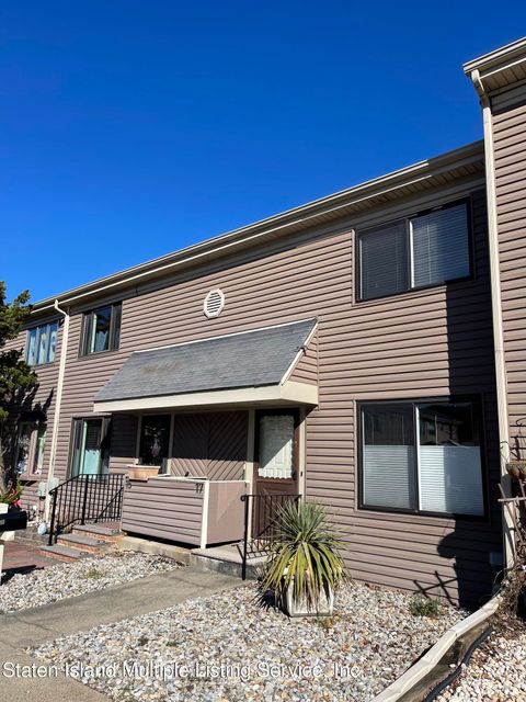 Photo of 17 Cypress Loop, Staten Island, NY 10309 (MLS # 1161061)