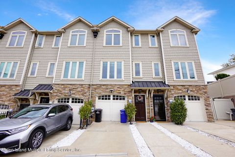 Photo of 145 Roman Avenue, Staten Island, NY 10314 (MLS # 1161367)