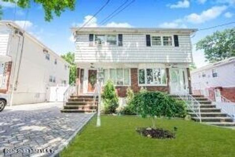 Photo of 9 Penn Avenue, Staten Island, NY 10306 (MLS # 2601779)