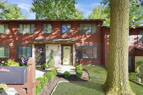 Photo of 7 Stone Lane, Staten Island, NY 10314 (MLS # 2404658)