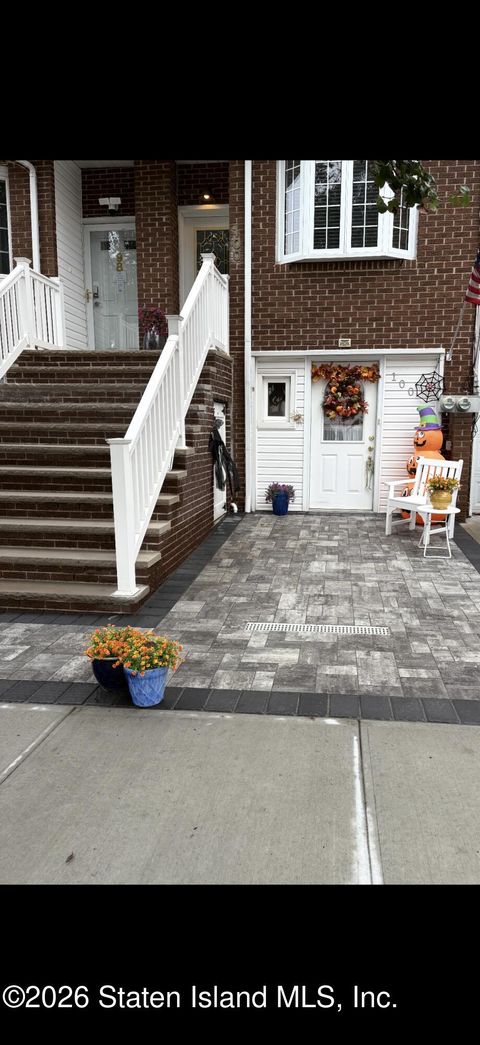 Photo of 100 N Railroad Avenue, Staten Island, NY 10304 (MLS # 2600813)