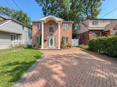 Photo of 226 Hunter Avenue, Staten Island, NY 10306 (MLS # 2600076)