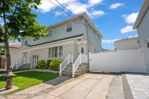 Photo of 22 Greencroft Lane, Staten Island, NY 10308 (MLS # 2403131)
