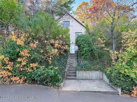 Photo of 44 Woodside Avenue, Staten Island, NY 10304 (MLS # 2600113)