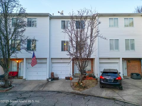 Photo of 305 Aspen Knolls Way, Staten Island, NY 10312 (MLS # 2500675)