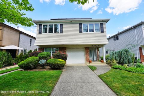 Photo of 234 Amsterdam Avenue, Staten Island, NY 10314 (MLS # 1163517)