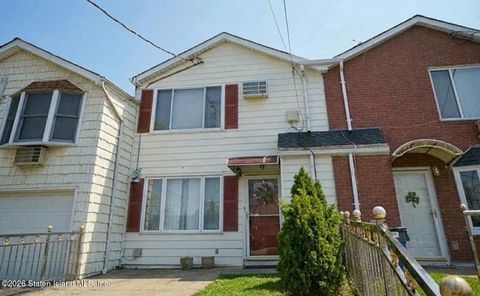 Townhouse For Sale - 11 Mccormick Place<br/> Staten Island, NY 10305