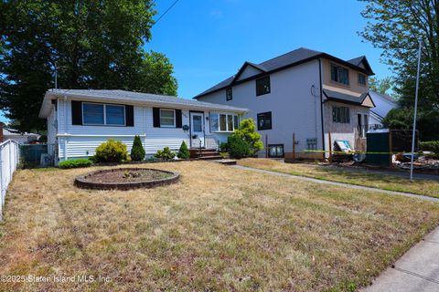 Photo of 149 Hull Avenue, Staten Island, NY 10306 (MLS # 2504235)