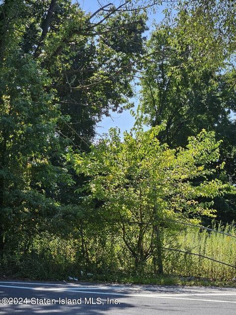 Photo of 320 Genesee Avenue, Staten Island, NY 10312 (MLS # 2601677)