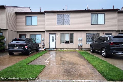 Photo of 927 Patterson Avenue, Staten Island, NY 10306 (MLS # 2401812)