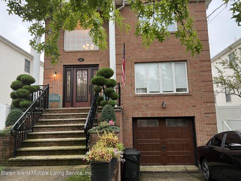 Photo of 664 Ramona Avenue, Staten Island, NY 10309 (MLS # 1164322)