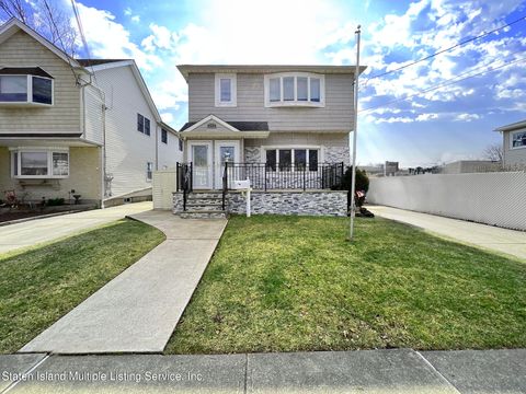Photo of 208 Lamoka Avenue, Staten Island, NY 10308 (MLS # 2400871)
