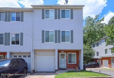 Photo of 520 Ilyssa Way, Staten Island, NY 10312 (MLS # 2403341)