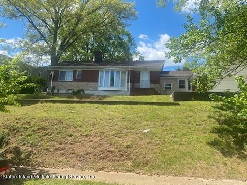 Photo of 451 Howard Avenue, Staten Island, NY 10301 (MLS # 1162104)