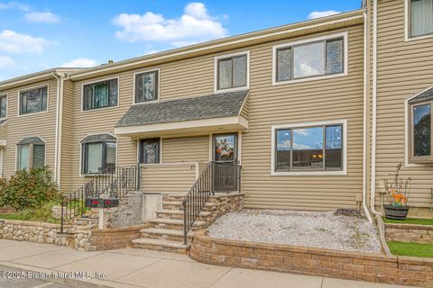 Photo of 27 Berry Court, Staten Island, NY 10309 (MLS # 2506274)