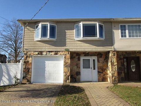 Photo of 335 Hett Avenue, Staten Island, NY 10306 (MLS # 1159262)