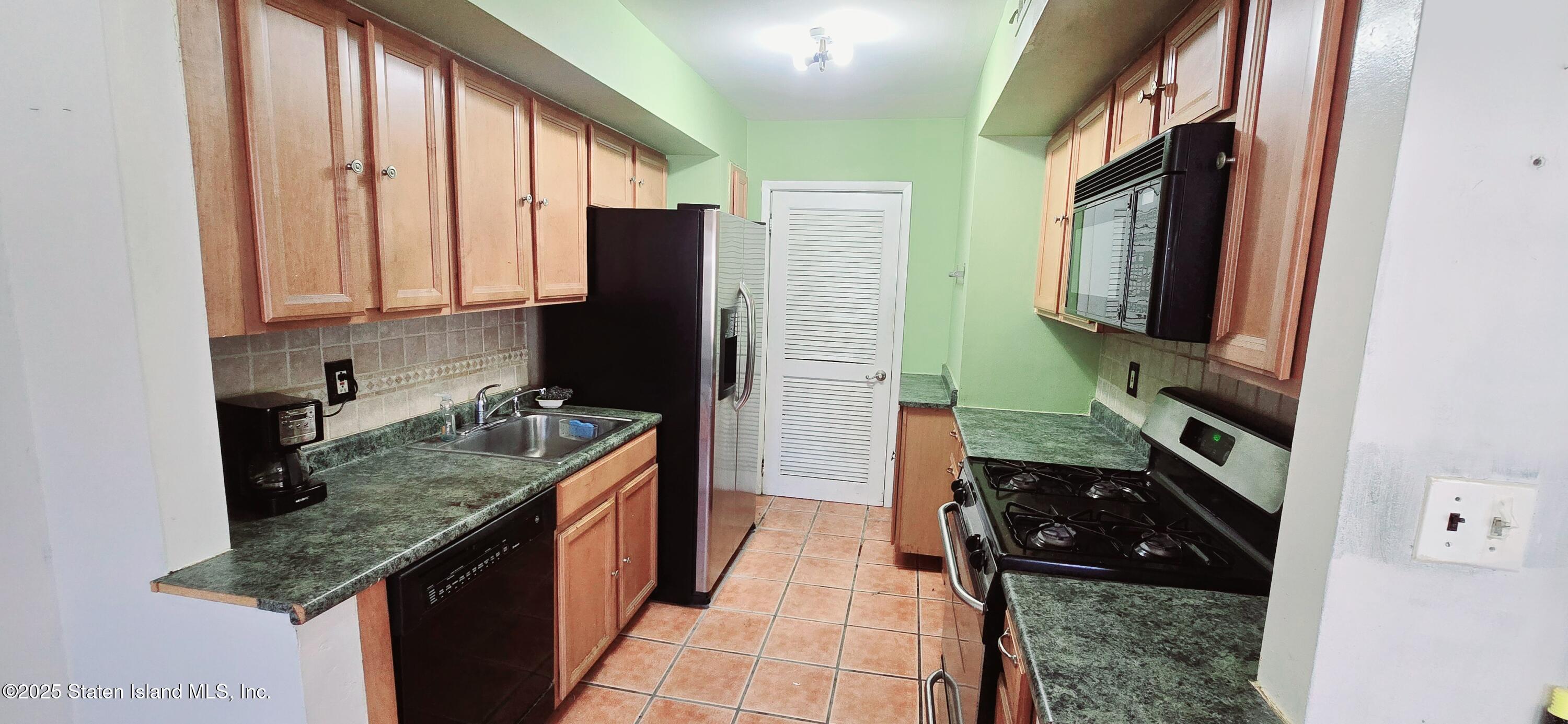 64 Wolkoff Lane, Staten Island, New York image 9