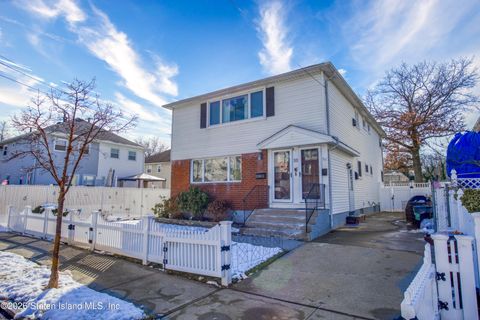 Photo of 10 Montvale Place, Staten Island, NY 10308 (MLS # 2600613)