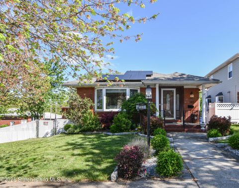 Photo of 183 Benedict Avenue, Staten Island, NY 10314 (MLS # 2502639)