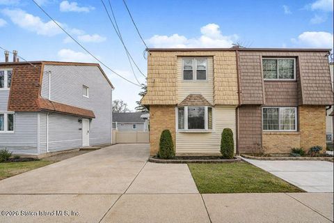Photo of 162 New Dorp Plaza, Staten Island, NY 10306 (MLS # 2600114)