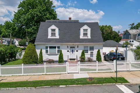 Photo of 325 College Avenue, Staten Island, NY 10314 (MLS # 2504424)