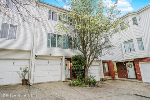 Photo of 83 Jamie Lane, Staten Island, NY 10312 (MLS # 2502240)