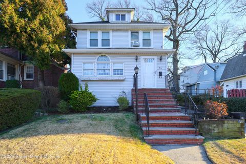 Photo of 46 Oakdale Street, Staten Island, NY 10308 (MLS # 2600048)