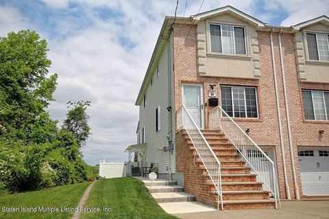 Photo of 99 Portage Avenue, Staten Island, NY 10314 (MLS # 1162141)