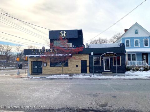 Photo of 100 Lincoln Avenue, Staten Island, NY 10306 (MLS # 2600443)