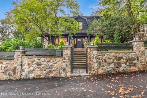 Photo of 22 Haborview Place, Staten Island, NY 10305 (MLS # 1164307)