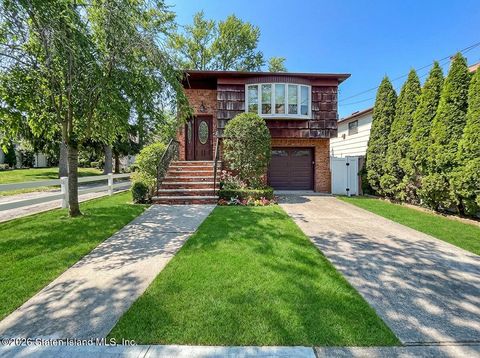 Photo of 489 Oakdale Street, Staten Island, NY 10312 (MLS # 2600139)