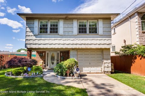 Photo of 825 Rockland Avenue, Staten Island, NY 10314 (MLS # 1165605)