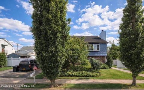Photo of 572 Darlington Avenue, Staten Island, NY 10309 (MLS # 2602866)