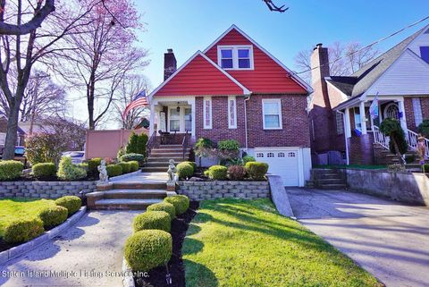 Photo of 82 Mathews Avenue, Staten Island, NY 10310 (MLS # 1161297)