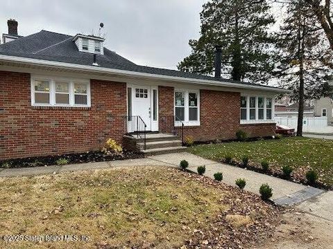 Photo of 2 Livingston Court, Staten Island, NY 10310 (MLS # 2506818)