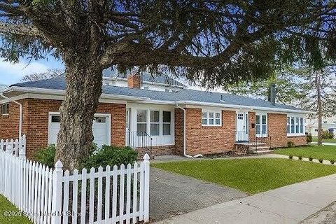 Photo of 2 Livingston Court, Staten Island, NY 10310 (MLS # 2506818)