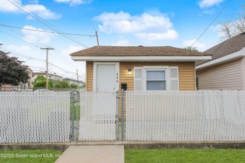 Photo of 566 Hunter Avenue, Staten Island, NY 10306 (MLS # 2502918)