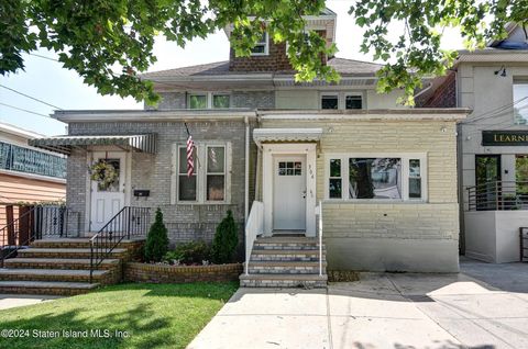 Photo of 304 Cromwell Avenue, Staten Island, NY 10305 (MLS # 2403505)