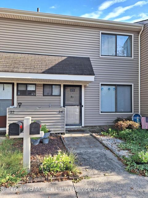 Photo of 24 Berry Court #574, Staten Island, NY 10309 (MLS # 1164004)