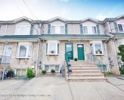 Photo of 72 Lyceum Court, Staten Island, NY 10310 (MLS # 1161919)